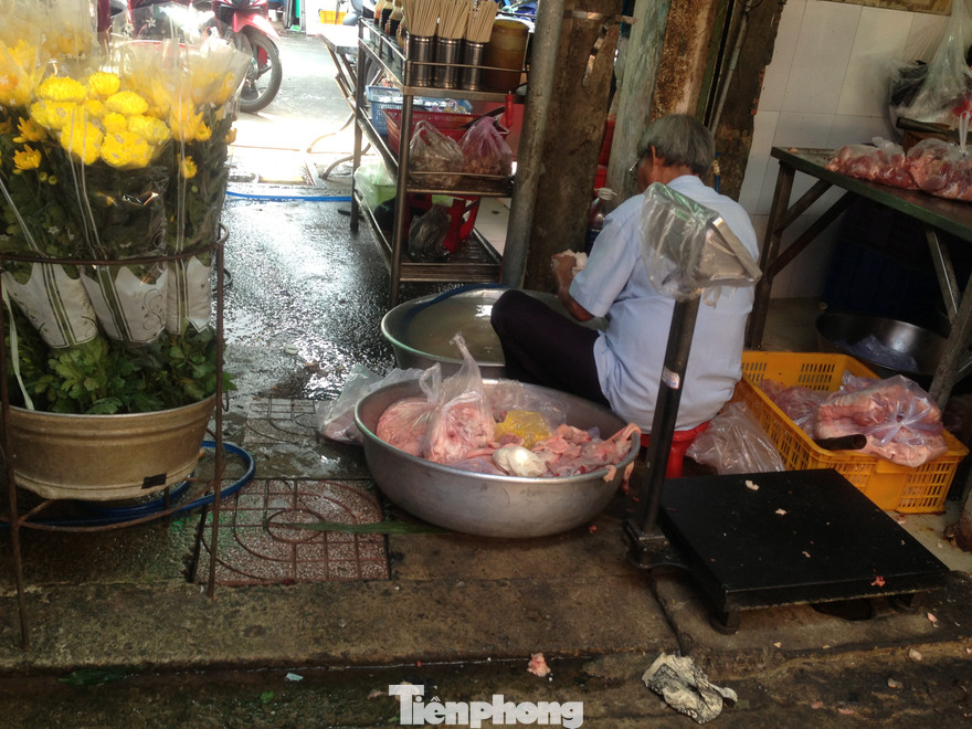 Sơ chế thịt heo ngay dưới nền đất