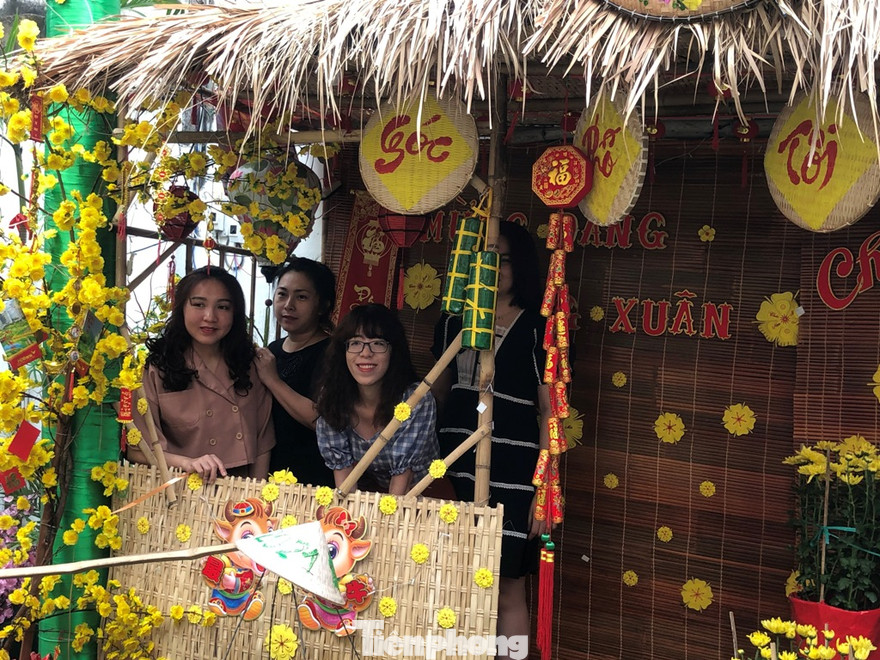 TPHCM: Tết về trên từng góc phố