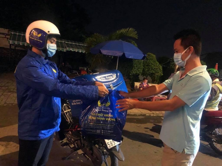 Mua hàng online, giao hàng tận nhà là xu hướng trong mùa dịch