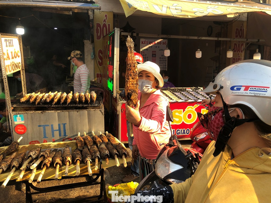 Phố cá lóc nướng ở TPHCM 'cháy hàng' ngày vía Thần tài