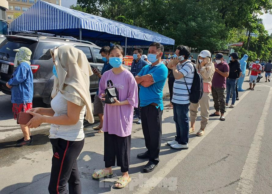 Người dân rồng rắn xếp hàng vào siêu thị mua thực phẩm. Ảnh: Uyên Phương