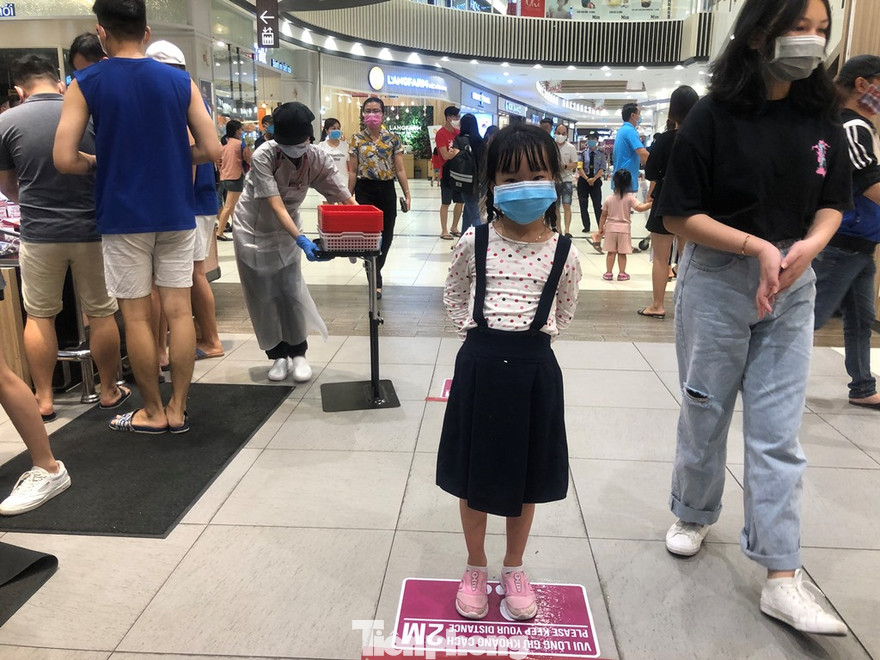 Khẩu trang, rửa tay, đứng giãn cách... là cách phòng dịch COVID-19