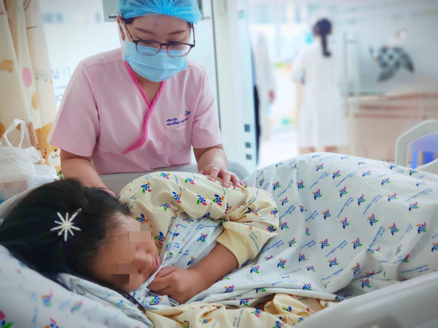 Bệnh nhi uống thuốc diệt cỏ tự tử vì bị bạn bè bắt nạt trên mạng (ảnh: BVCC)