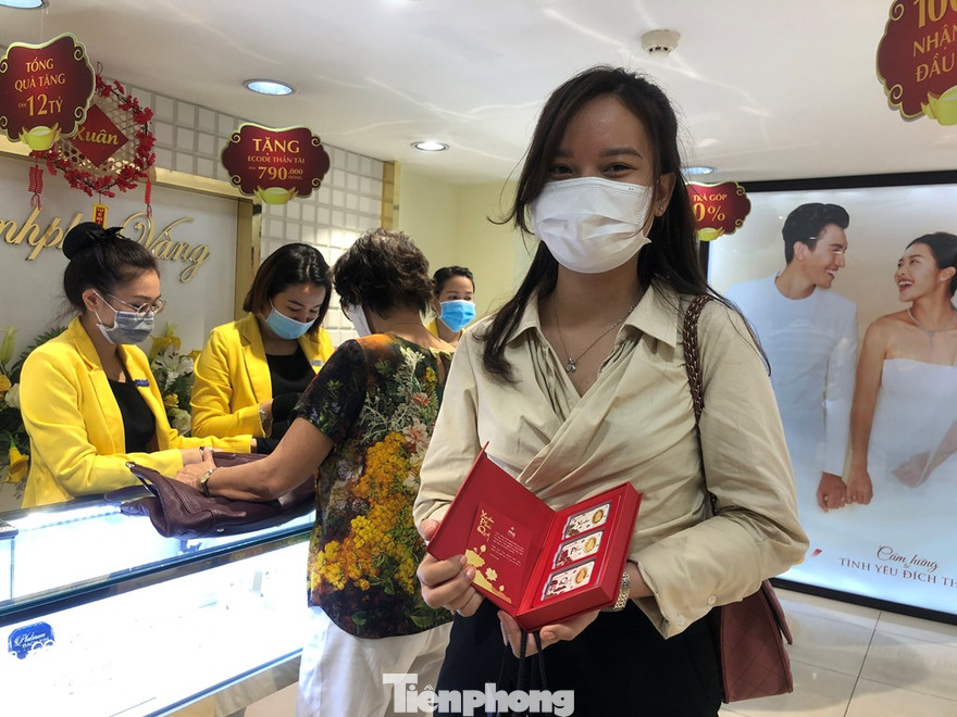 Nữ khách hàng vui vẻ khoe bộ sản phẩm mua trong ngày Thần tài với hy vọng may mắn suốt năm