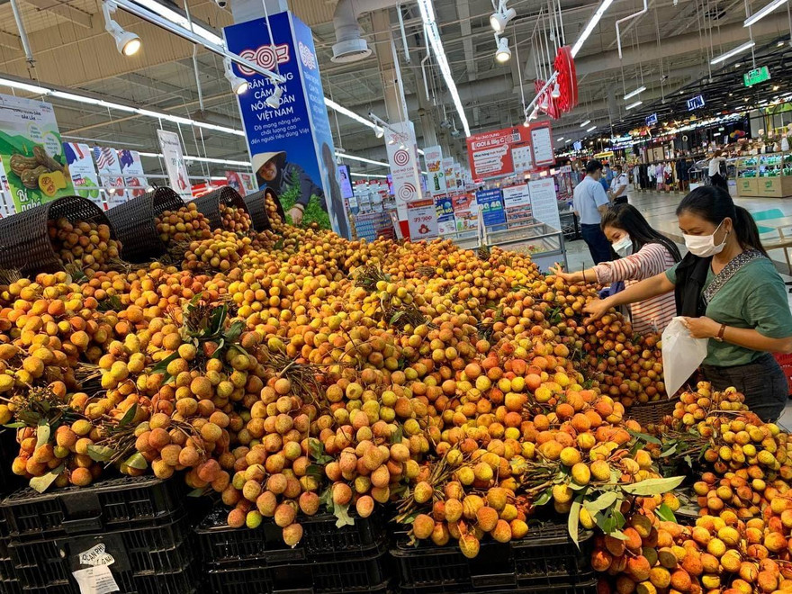 Quả vải tươi ngập siêu thị, chợ thu hút khách mua