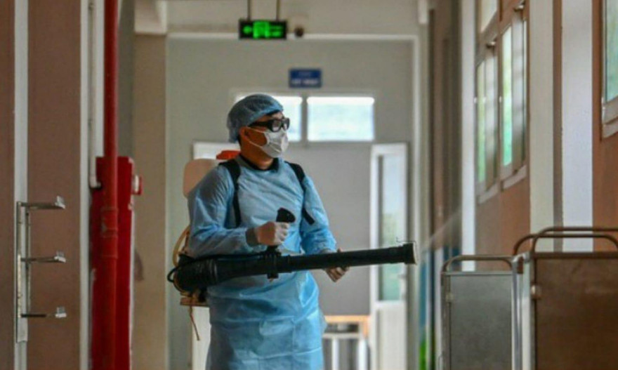 Xịt khử khuẩn cơ sở y tế có người mắc COVID-19 (ảnh: HCDC)