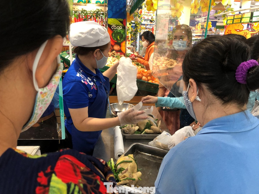 Quầy hàng gà cúng tấp nập khách từ sáng sớm