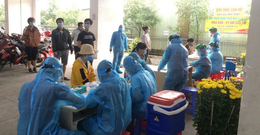 Lấy mẫu xét nghiệm COVID-19 tại TPHCM (ảnh: TTBC)