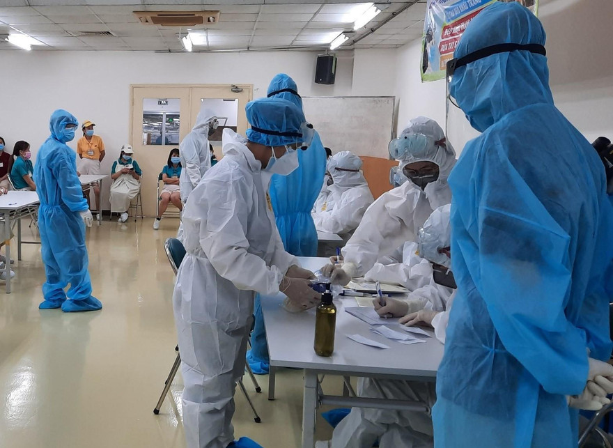 Lấy mẫu xét nghiệm tại TPHCM (ảnh: HCDC)