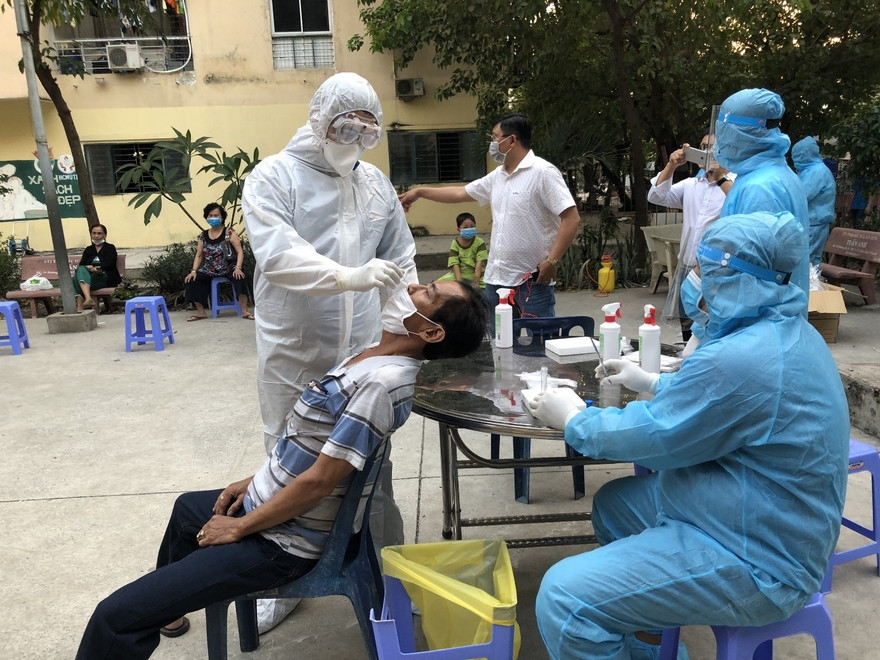 Lấy mẫu xét nghiệm COVID-19