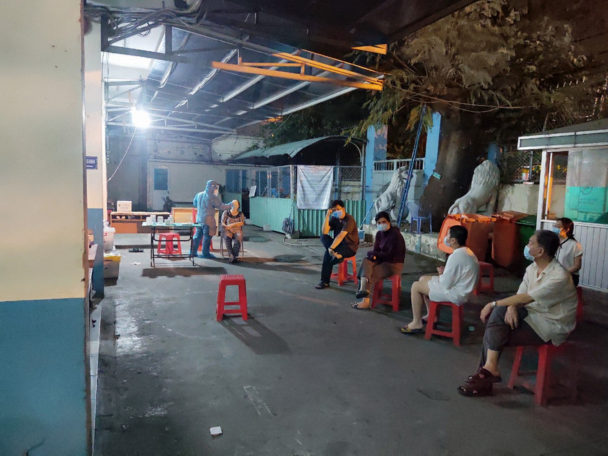 Nhân viên y tế lấy mẫu xuyên đêm