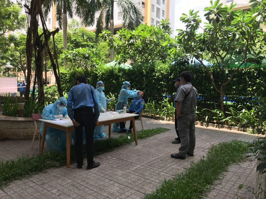 Lấy mẫu xét nghiệm COVID-19 tại chung cư ở TP Thủ Đức có ca mắc COVID-19 (ảnh: HCDC)
