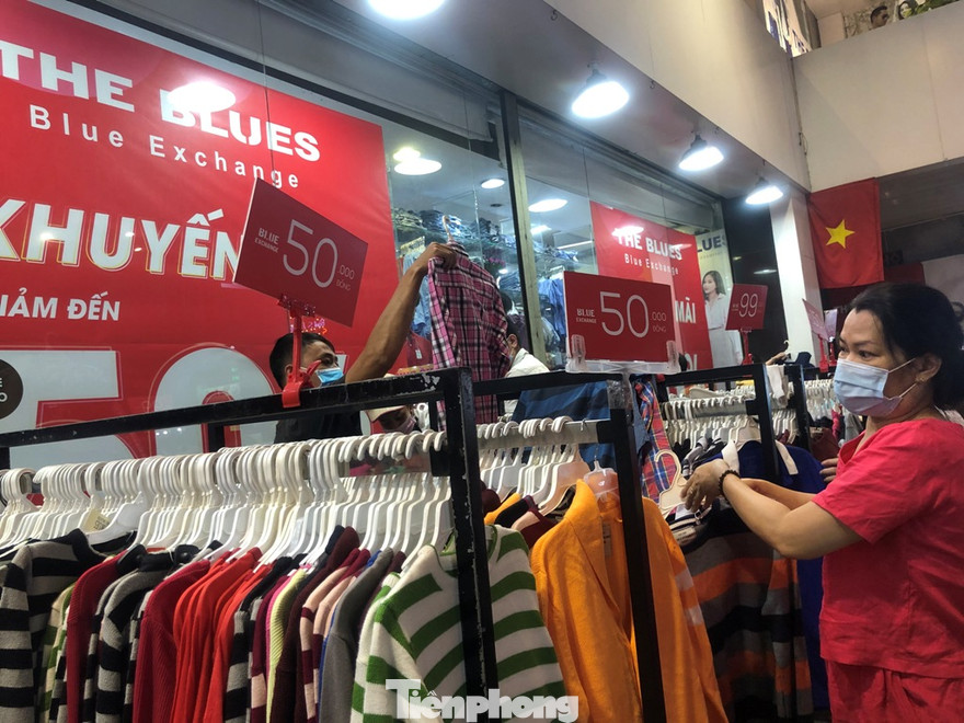 Dân Sài Gòn "săn" đồ tết giá bình dân