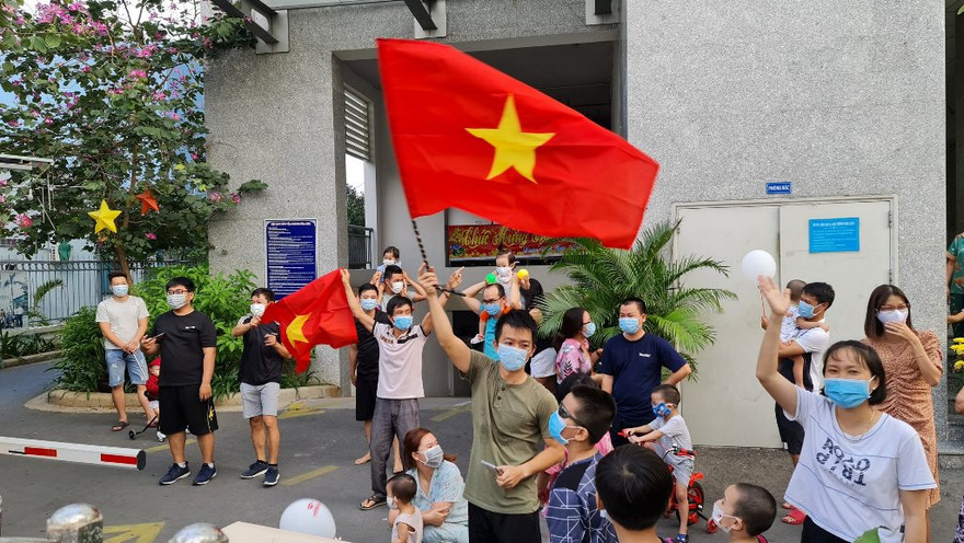 Người dân Chung cư Felix homes vui mừng được gỡ bỏ phong tỏa (ảnh: TTYT Q.Gò Vấp)