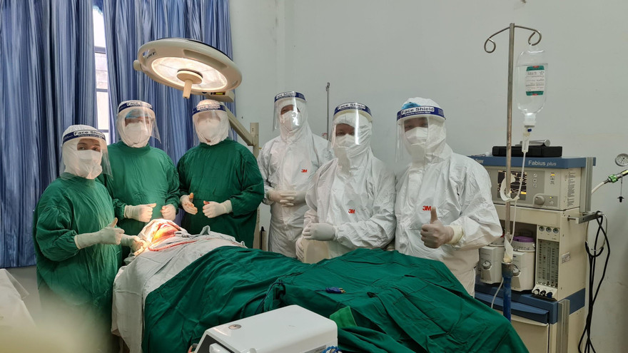 Lần đầu tiên, Bệnh viện Răng hàm mặt Trung ương TPHCM đưa cả một ê-kip đến phẫu thuật cho bệnh nhân tại khu cách ly (ảnh: BVCC)