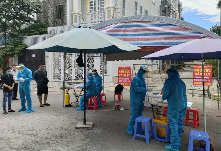 Lấy mẫu xét nghiệm COVID-19 tại TPHCM (ảnh: HCDC)