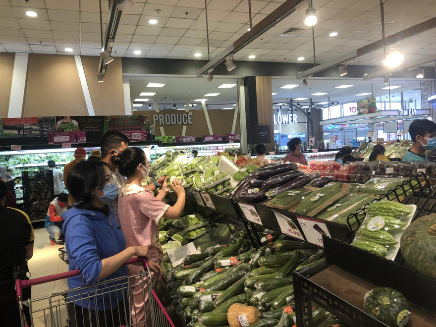 Khó đặt shipper, nhiều người phải tự đi mua thực phẩm