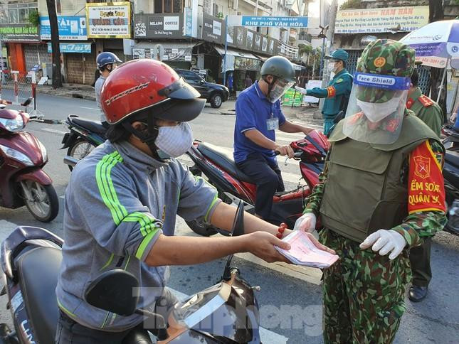 Giấy đi đường gây khó cho nhiều doanh nghiệp "3 tại chỗ" (ảnh: Nguyễn Dũng)