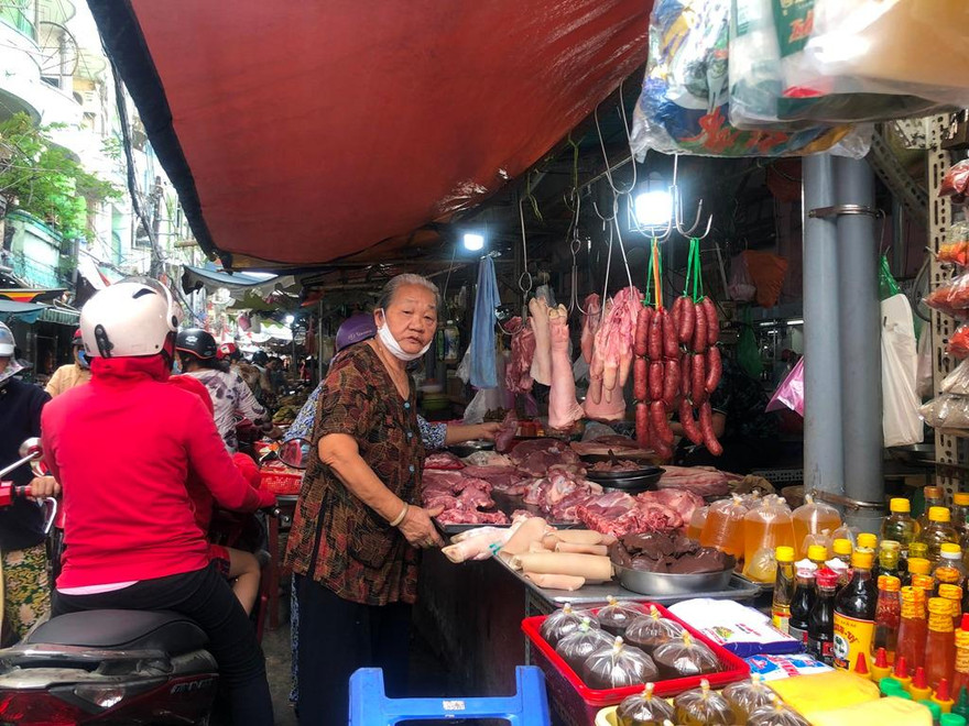 Không chỉ bà nội trợ mà tiểu thương cũng lo lắng khi nhiều mặt hàng nhảy giá