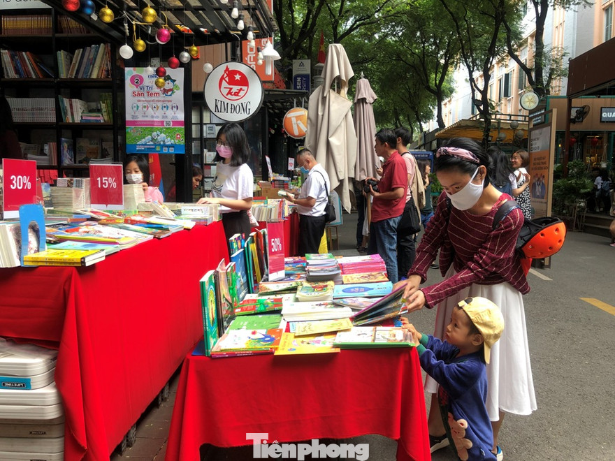 Mẹ con cùng chọn mua sách trong ngày đầu năm mới