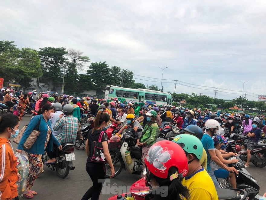 Sau khi có công nhân dương tính tại Công ty Pouyuen, nơi này đã bớt đông nghịt công nhân ra về trong giờ tan ca. Tuy nhiên do lượng công nhân lớn nên vẫn không tránh khỏi việc tập trung đông người.