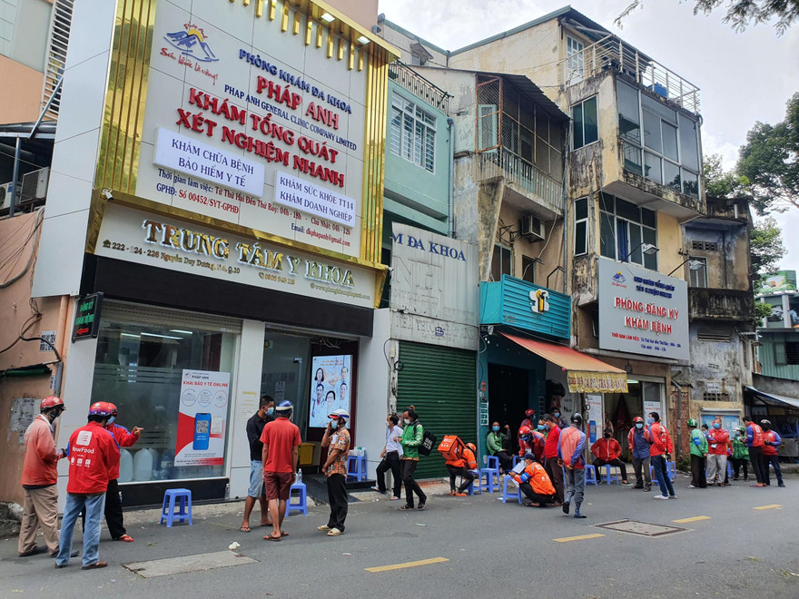 Các shipper xếp hàng dài chờ xét nghiệm COVID-19 trưa ngày 24/9