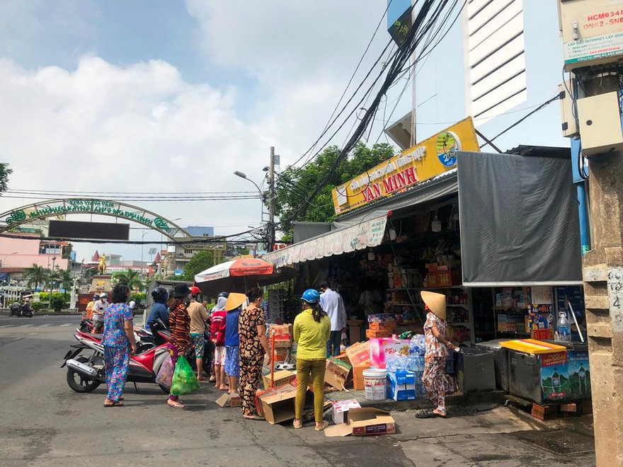 Không thể đặt được hàng online, người dân đành tự đi mua sắm