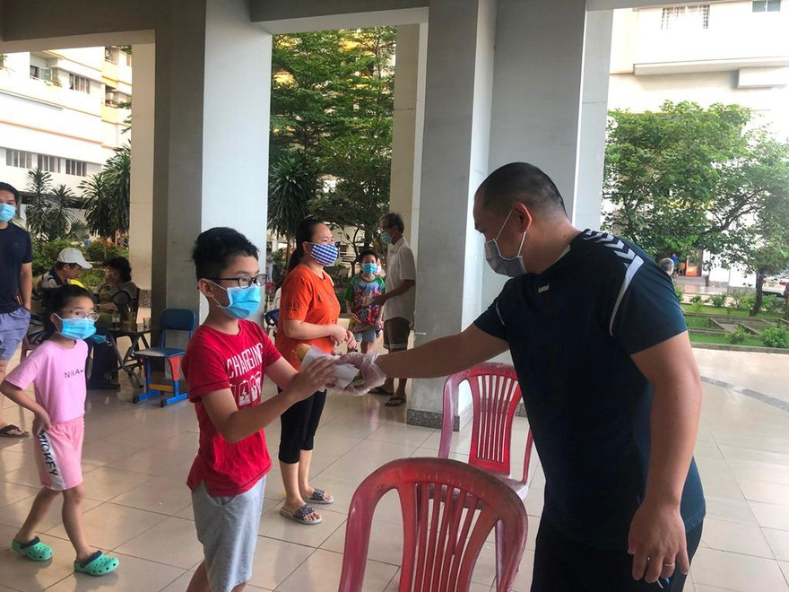 Trao bánh mì "0 đồng" cho người dân trong khu phong tỏa