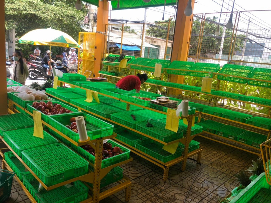 Lúc hơn 12 giờ trưa, nhiều quầy hàng tại siêu thị đã "sạch sẽ"