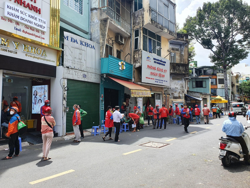 Shipper TPHCM xếp hàng dài chờ lấy mẫu xét nghiệm trong ngày 24/9
