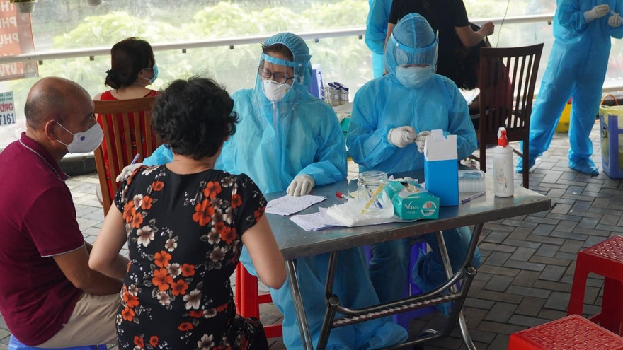 Người dân có dấu hiệu nghi mắc COVID-19 như ho, sốt, mất khướu giác... cần liên hệ ngay với cơ sở y tế (ảnh: HCDC)