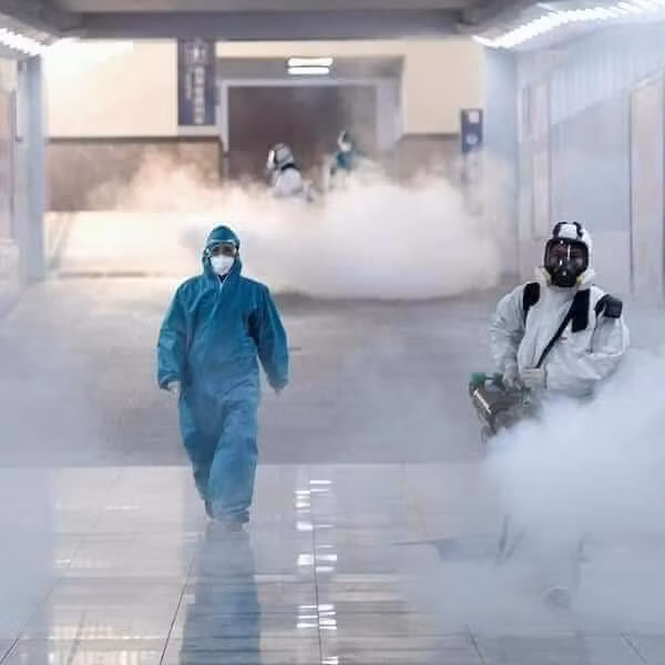 Xịt khử khuẩn tại sân bay