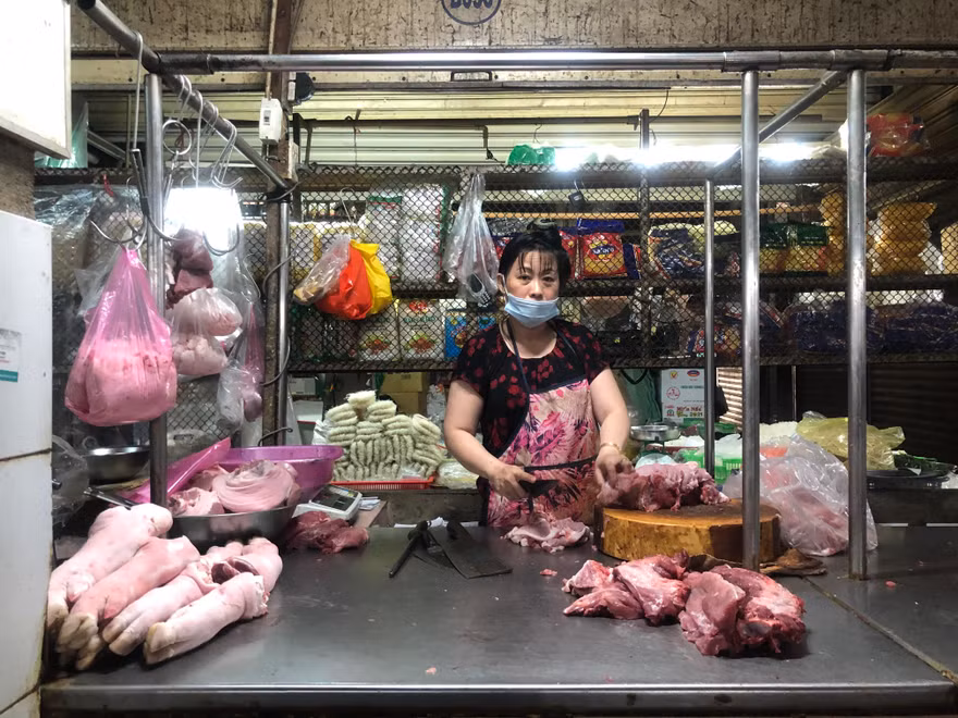 Thịt bán lẻ giá vẫn cao so với giá heo hơi hiện tại.