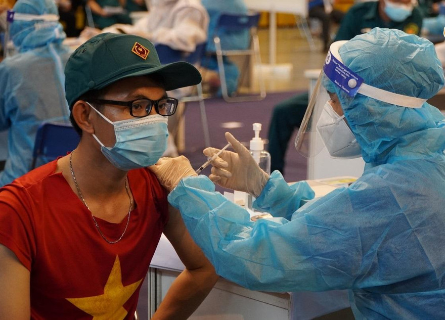 Có 15 nhóm người được ưu tiên tiêm vắc-xin COVID-19 lần 5, trong đó có người trên 65 tuổi (ảnh: HCDC)