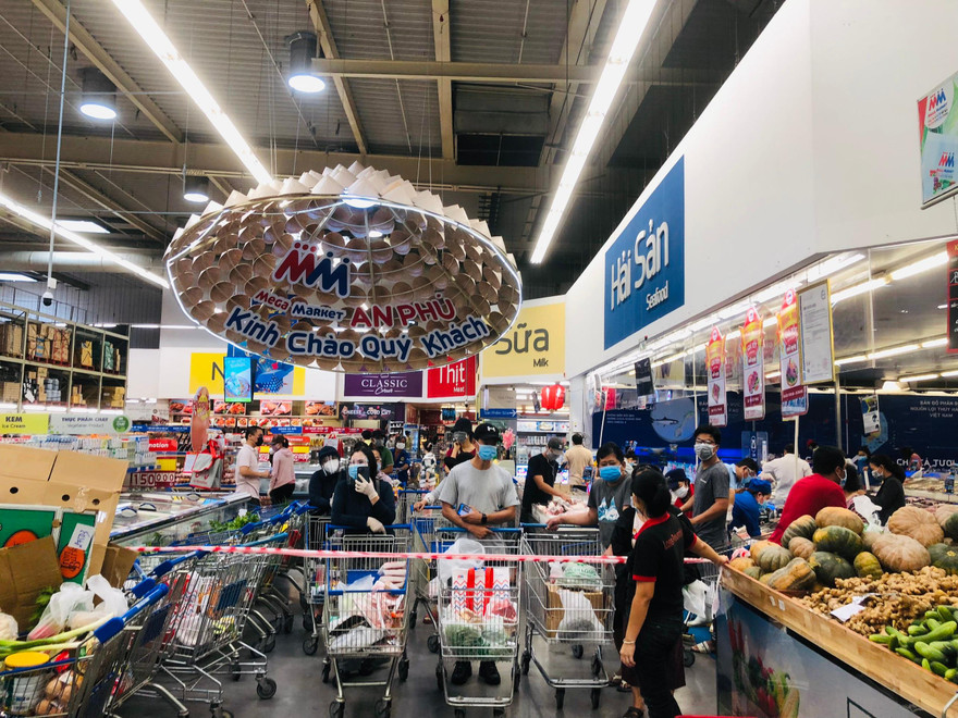 Dù đã phát phiếu đi chợ theo ngày chẵn lẻ, quy định khung giờ... nhưng lượng khách đổ về siêu thị rất đông