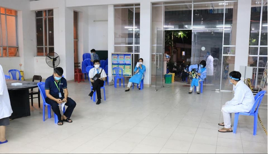 Xét nghiệm lần 2 đối với nhân viên sân bay Tân Sơn Nhất (ảnh: HCDC)