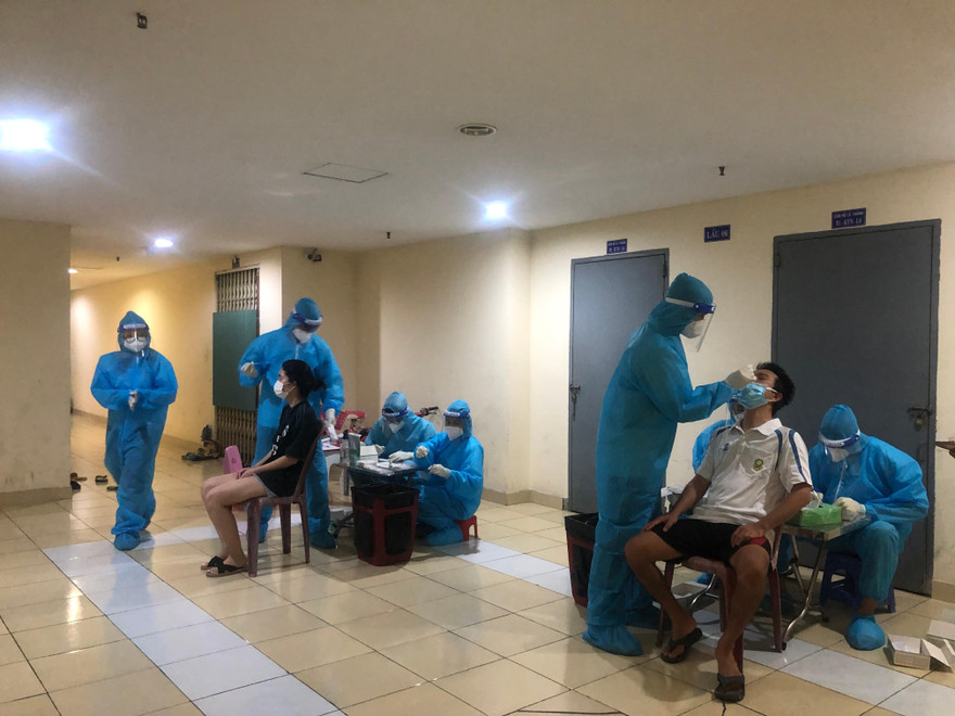 Cận cảnh TPHCM lấy mẫu xét nghiệm COVID-19 tại nhà
