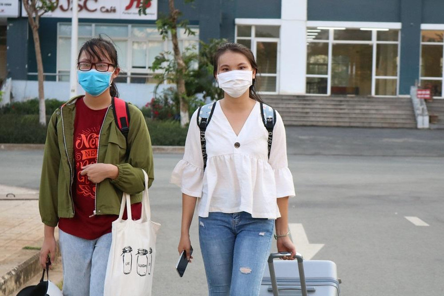 Sinh viên rời khỏi ký túc xá để phòng dịch (ảnh: VNU)