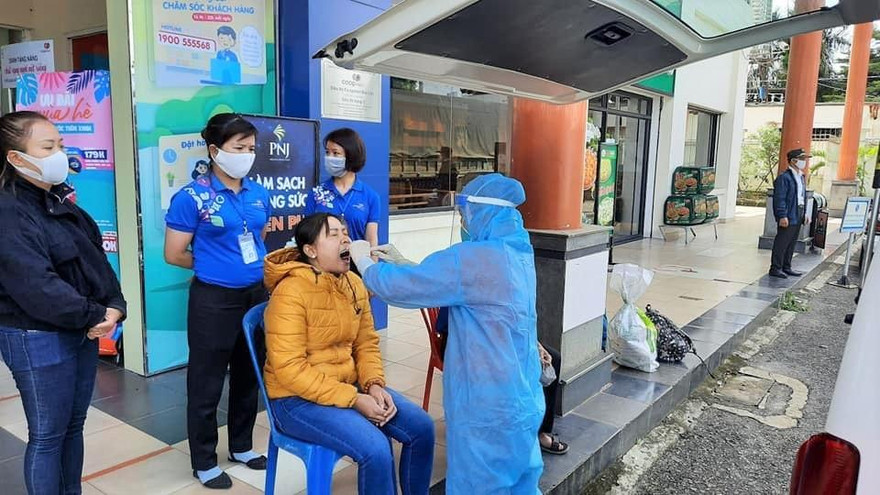 Lấy mẫu cho nhân viên siêu thị để rà soát COVID-19