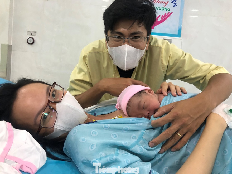 Niềm hạnh phúc vô bờ bến của gia đình trẻ ngay thời khắc giao thừa