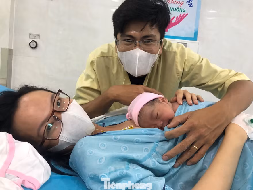 Niềm hạnh phúc vô bờ bến của gia đình trẻ ngay thời khắc giao thừa