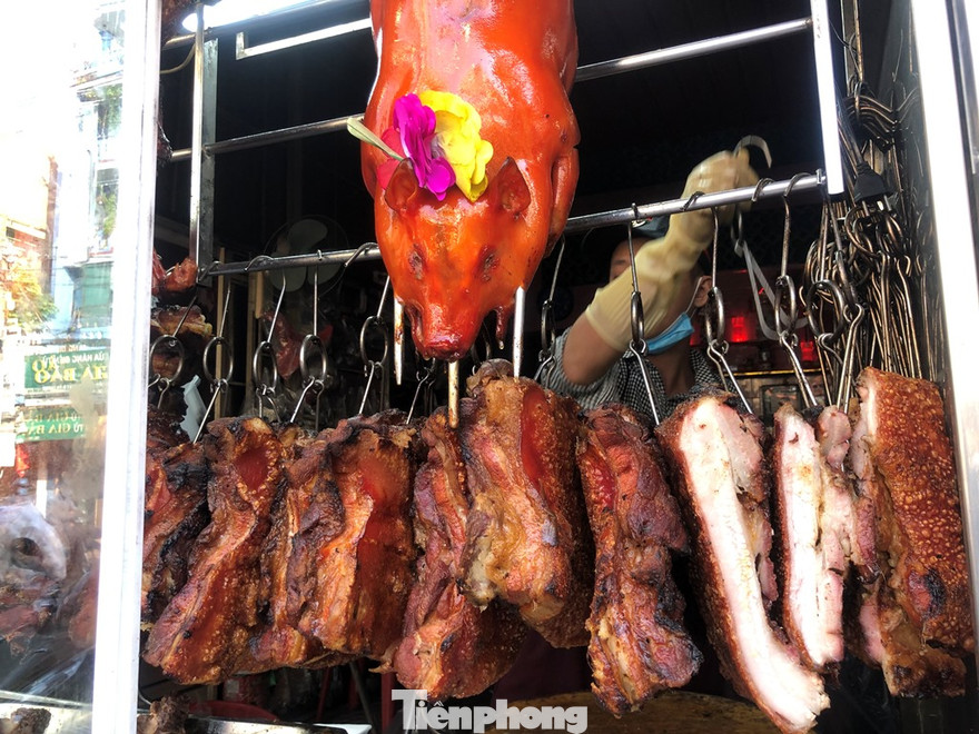 Heo quay "hốt bạc" ngày vía Thần tài