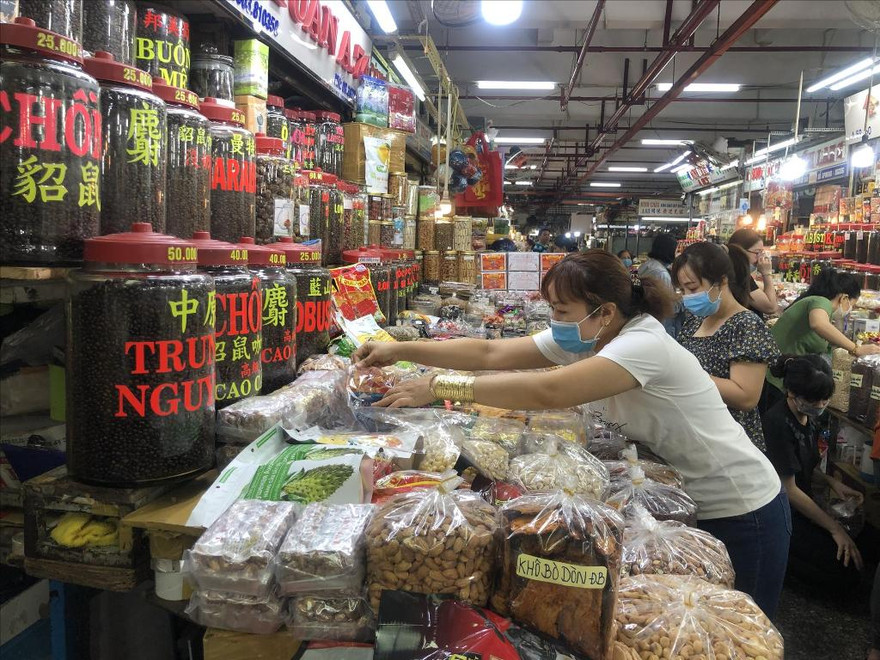 Hàng về chợ tấp nập, sức mua đang tăng