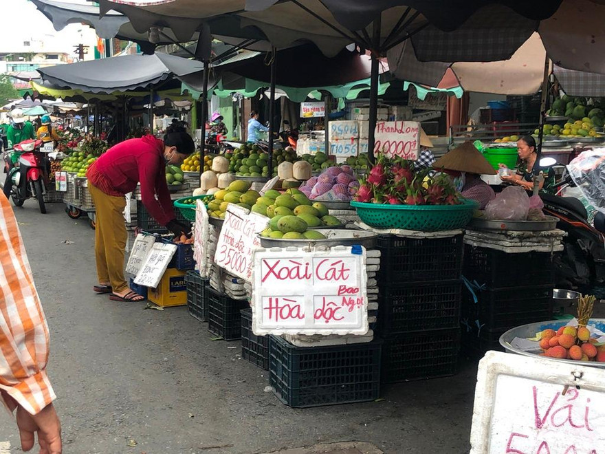 Xoài rộ chợ nhưng khá vắng người mua