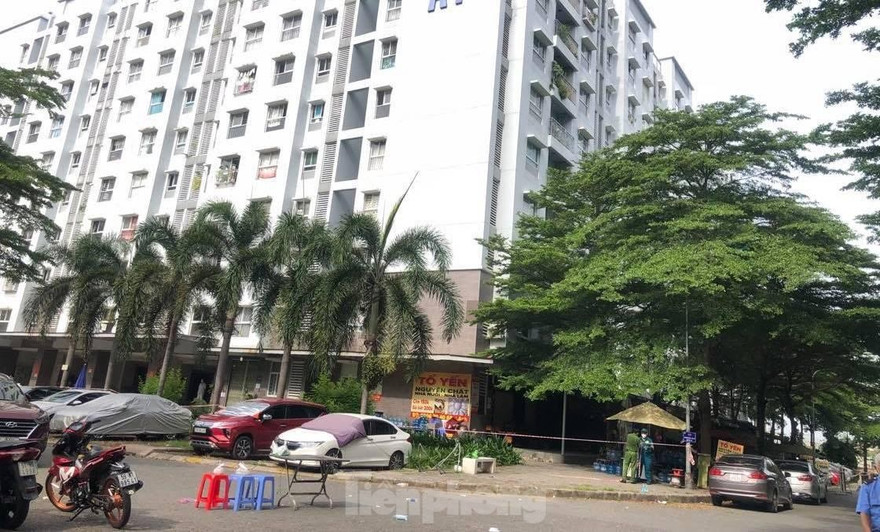 Cơ quan chức năng hạn chế người ra vào khu vực có người mắc COVID-19 tại chung cư Ehome 3