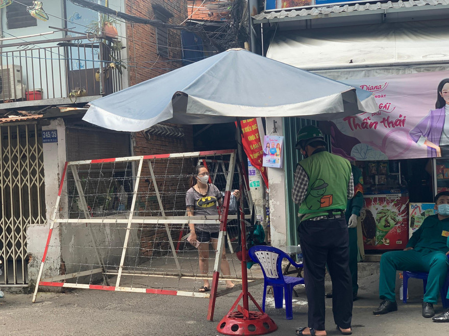Người dân khu Mả Lạng (Q.1) lo lắng khi lần thứ 2 bị cách ly, phong tỏa (ảnh: N.T)