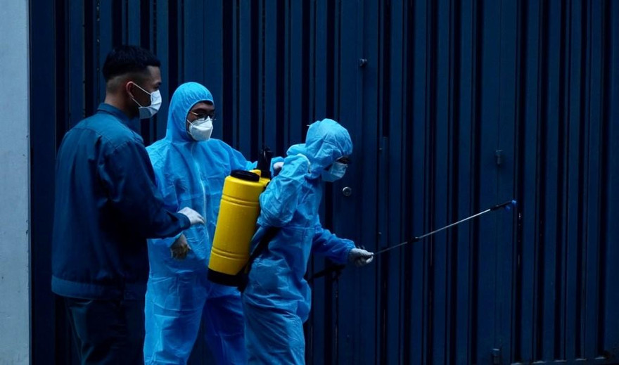 Phun sát khuẩn khu vực phong tỏa (ảnh: HCDC)