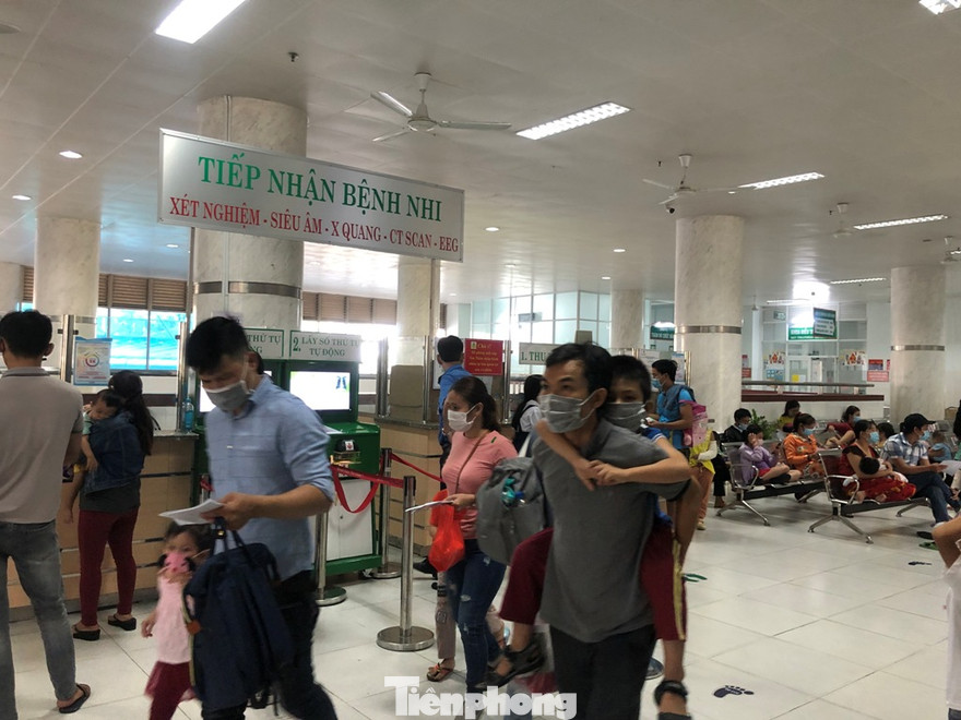 Trời nắng nóng, trẻ em thi nhau đổ bệnh