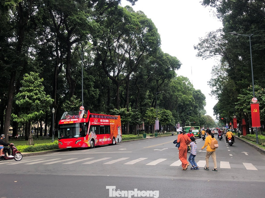 Nhiều tuyến phố tại khu vực trung tâm TPHCM trở nên vắng vẻ trong ngày đầu năm mới 2021