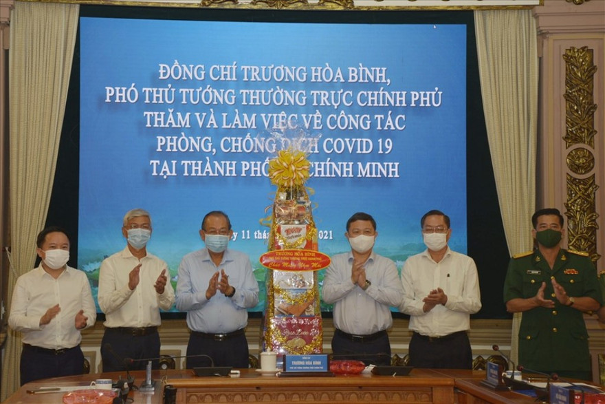 Phó thủ tướng Trương Hòa Bình thăm và làm việc với Ban Chỉ đạo phòng, chống dịch COVID-19 TPHCM (ảnh: H.K)